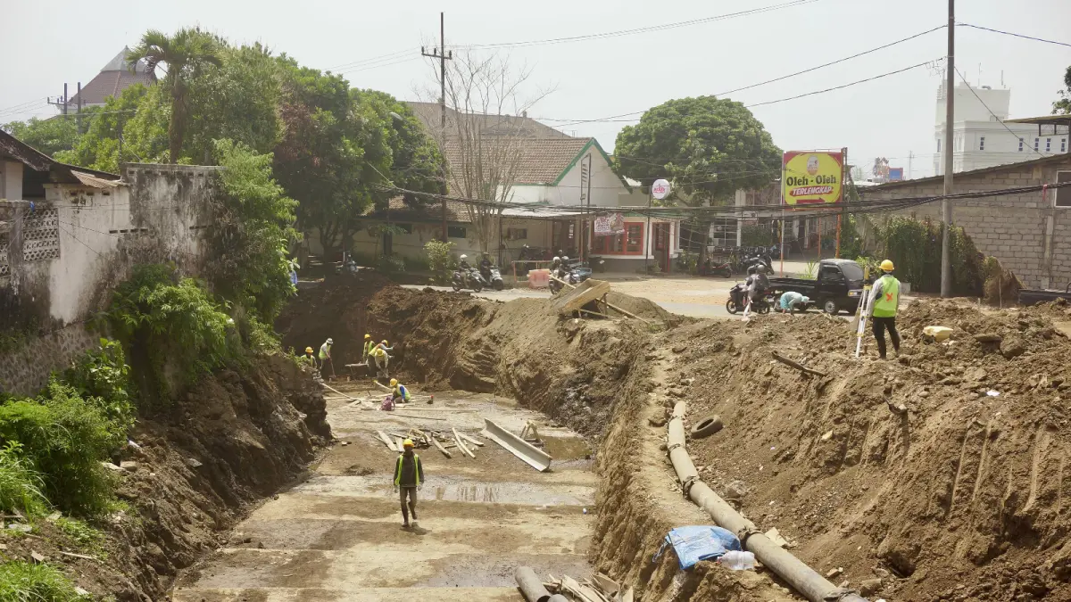 DALAM PENGERJAAN: Beberapa petugas melakukan pengerjaan proyek preservasi Simpang Patih beberapa hari lalu. (RORI DINANDA BESTARI/RADAR BATU)
