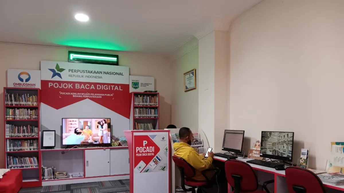 FASILITAS UMUM: Pojok baca digital di Mal Pelayanan Publik (MPP) untuk meningkatkan literasi masyarakat. (INDAH MEI YUNITA/RADAR BATU)