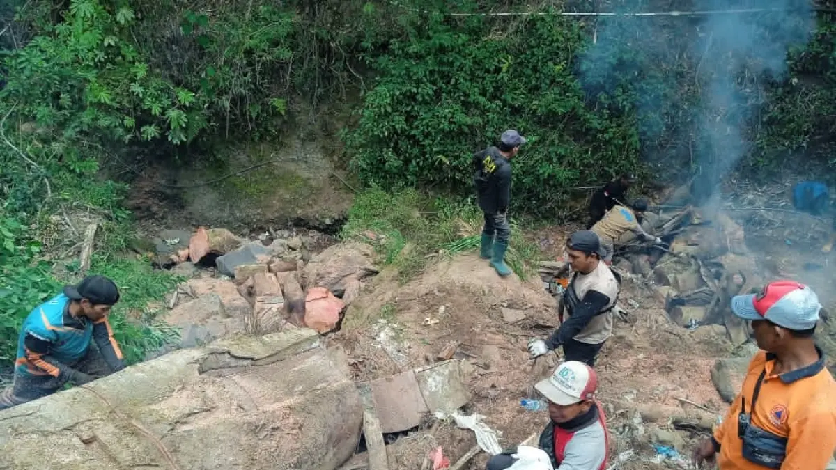 SUSUR SUNGAI: BPBD Kota Batu bersama tim gabungan merampungkan pembersihan hulu DAS Brantas. Langkah itu sebagai antisipasi penyumbatan material pohon tumbang dan longsor pemicu banjir bandang. (BPBD KOTA BATU FOR RADAR BATU)