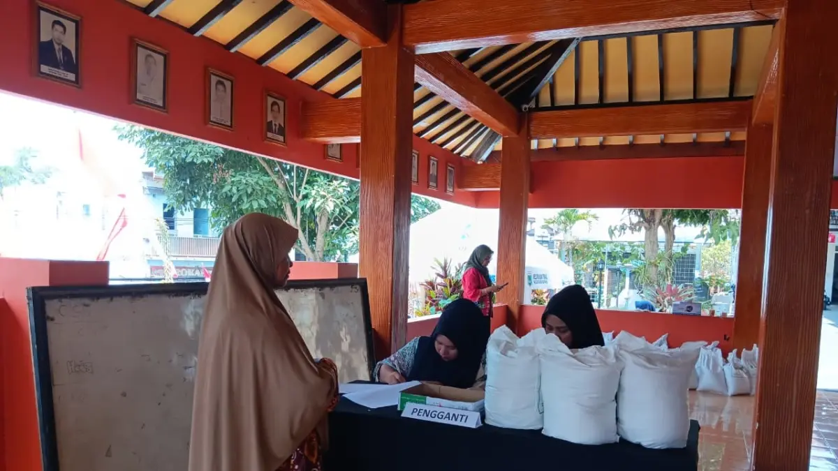 BANTUAN PANGAN: Warga Kelurahan Temas mengambil bantuan beras di Kantor Kelurahan Temas kemarin (20/8) (INDAH MEI YUNITA/RADAR BATU)