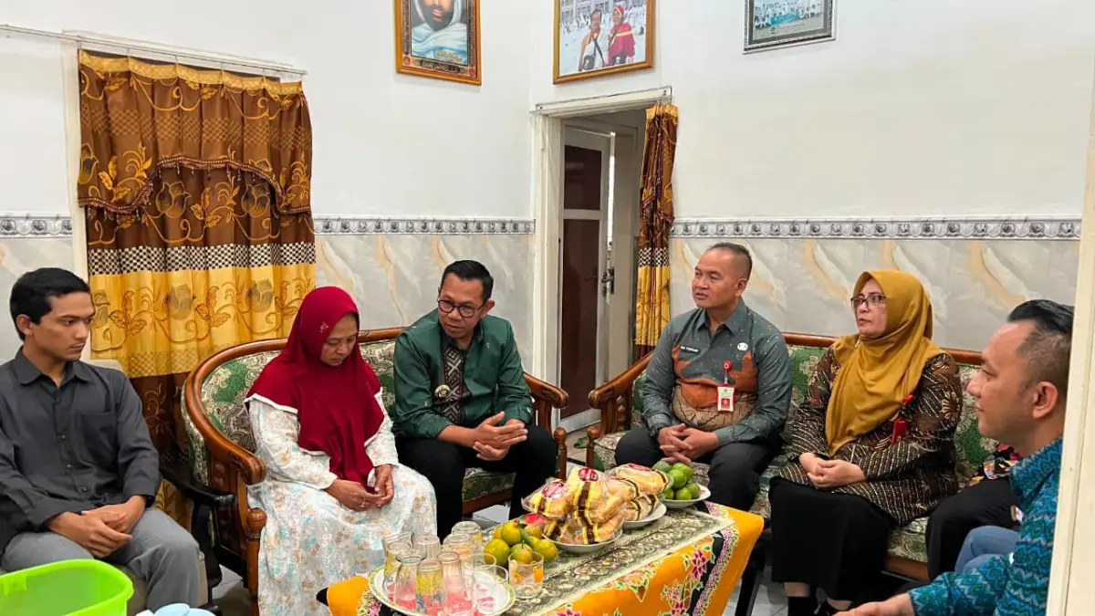 BERI PERHATIAN: Wali Kota Batu Nurochman menyerahkan bantuan JKM kepada Istri Alm Shobari di Desa Giripurno, Kecamatan Bumiaji kemarin (20/8). (RORI DINANDA BESTARI/RADAR BATU)