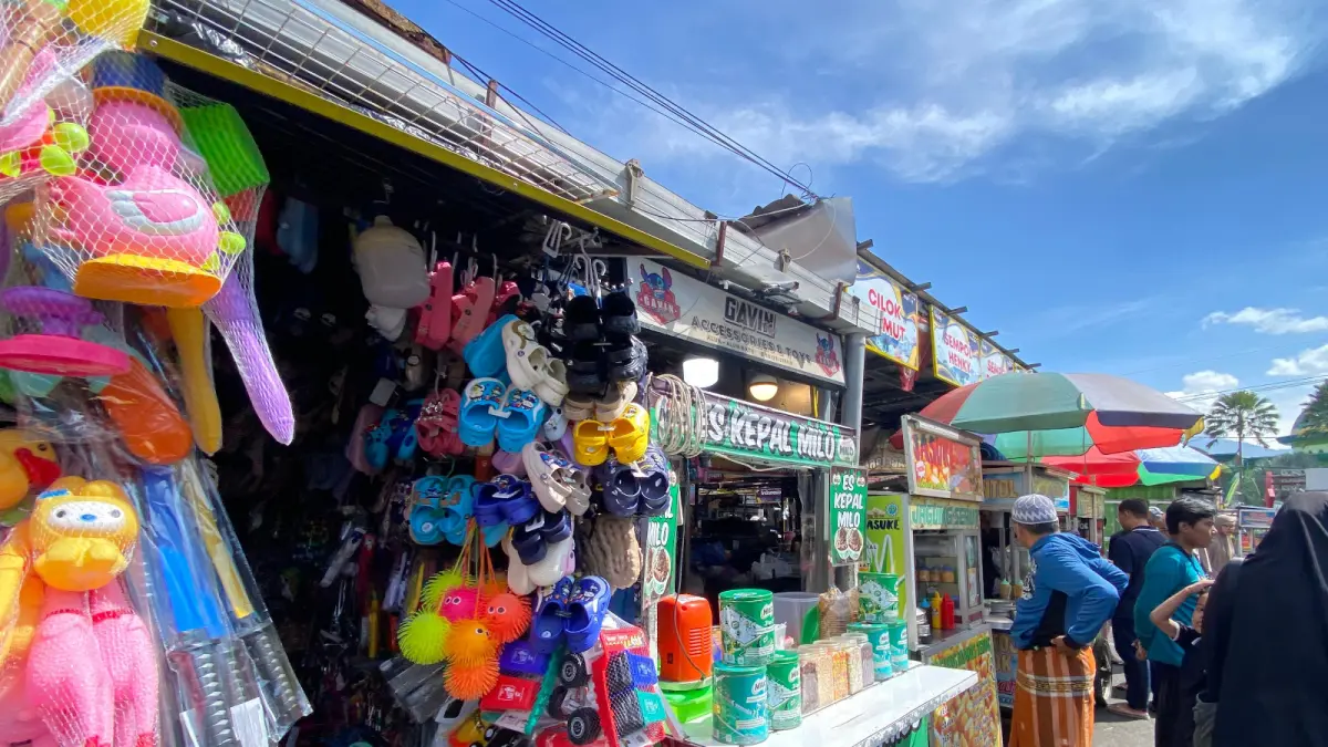 DALAM PENYELIDIKAN: Pasar kuliner Alun-Alun Kota Batu dipadati pengunjung beberapa waktu lalu. (RORI DINANDA BESTARI/RADAR BATU)