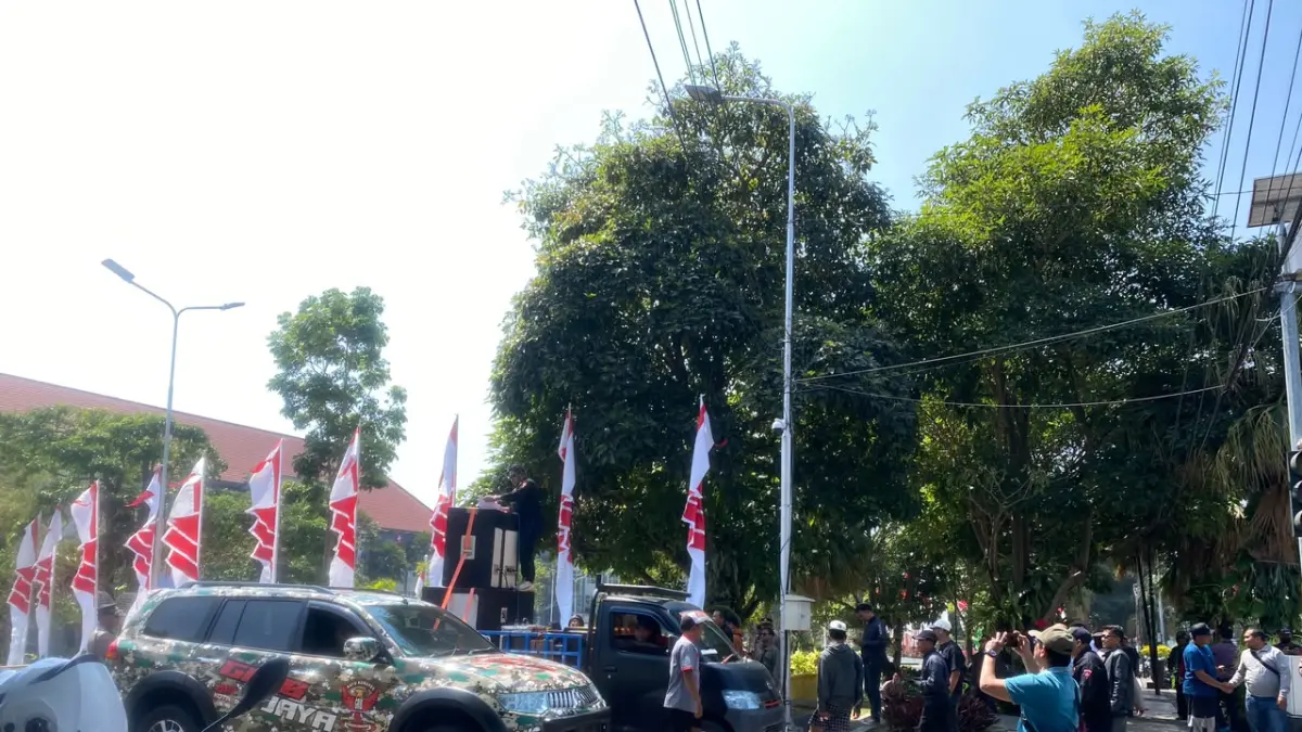Massa yang tergabung dalam GRIB Jaya memadati Balai Kota Among Tani, Jumat (21/8). (Rori Dinanda Bestari/Radar Malang)
