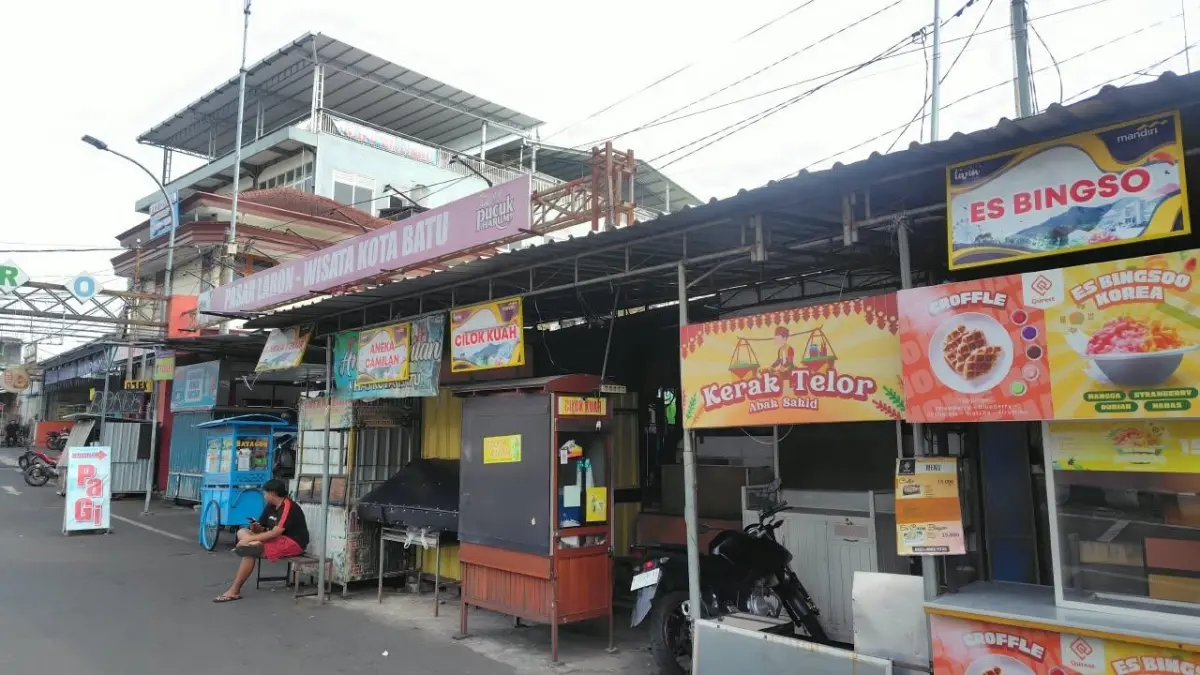 DALAM PENYELIDIKAN: Kondisi pasar kuliner Alun-Alun Kota Batu bersiap menjalankan operasional kemarin (21/8). (RORI DINANDA BESTARI/RADAR BATU