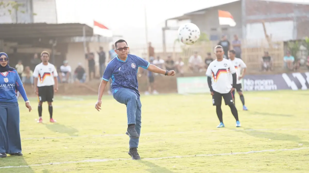 LAPANGAN BARU: Liga Desa Torongrejo menggunakan lapangan baru yang direhab menggunakan dana Bantuan Keuangan Khusus (BKK) dari Pemkot Batu. (PROKOPIM KOTA BATU FOR RADAR BATU)