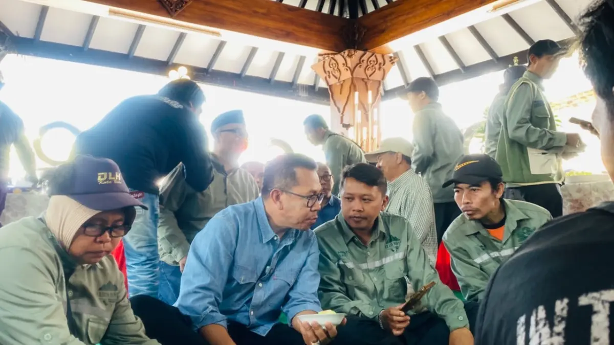 MEMBAUR BERSAMA: Wali Kota Batu Nurochman sarapan bersama para petugas kebersihan di Pendapa Rumah Dinas Wali Kota Batu kemarin (21/8). (RORI DINANDA BESTARI/RADAR BATU)
