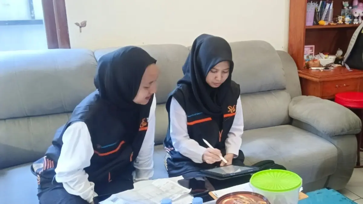 PENDATAAN: Petugas Sensus Ekonomi 2026 mendata rumah penduduk dan tempat usaha beberapa waktu lalu. (BPS KOTA BATU FOR RADAR BATU)