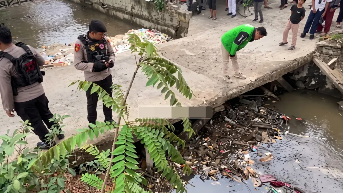 Polisi saat temukan potongan dua kaki di Kali Grogol, Kota Depok. Sumber: Instagram.