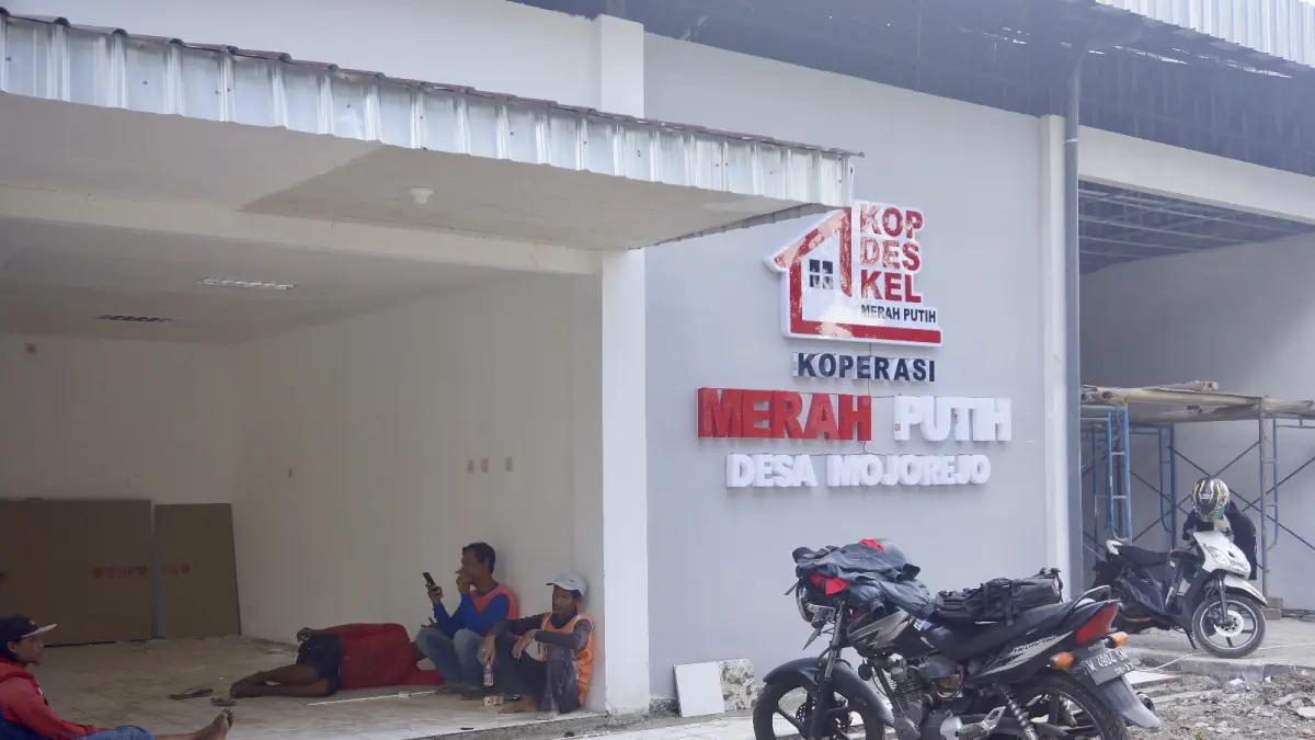 TUNGGU OPERASIONAL: KDKMP Mojorejo sudah tuntas dibangun beberapa waktu lalu. Koperasi tersebut masih menunggu tahap operasional. (RORI DINANDA BESTARI/RADAR BATU)