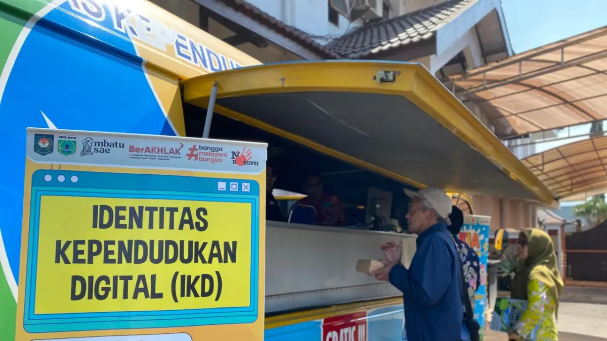 ADMINDUK: Warga memanfaatkan pelayanan adminduk, termasuk Identitas Kependudukan Digital (IKD) beberapa waktu lalu. Untuk mendaftar IKD, warga harus memiliki KTP terlebih dahulu. (RORI DINANDA BESTARI/RADAR BATU)