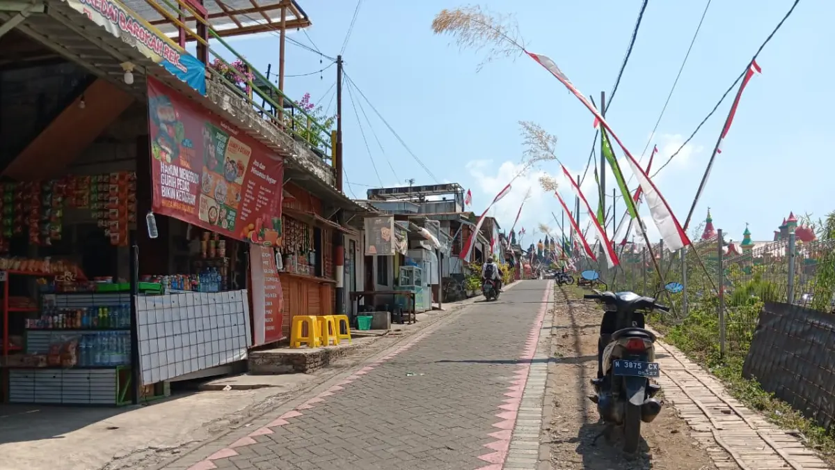 ANDALKAN WISATAWAN: Pasar kuliner di Desa Tulungrejo sepi. Deretan UMKM tersebut mayoritas mengandalkan kunjungan wisatawan ke Mikutopia. (INDAH MEI YUNITA/RADAR BATU)