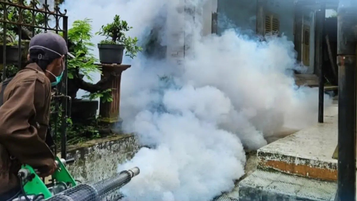 CEGAH DBD: Petugas Dinas Kesehatan melakukan fogging di permukiman warga beberapa waktu lalu. (PROKOPIM KOTA BATU FOR RADAR BATU)