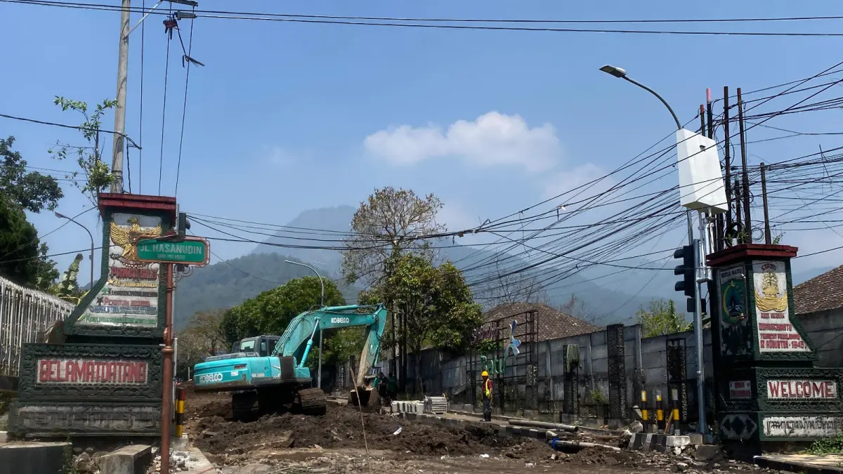 MASIH BERLANGSUNG: Kondisi pengerjaan Simpang Empat Patih masih berjalan hingga kemarin (23/8). Kabel udara di kawasan tersebut bakal segera ditanam. (RORI DINANDA BESTARI/RADAR BATU)