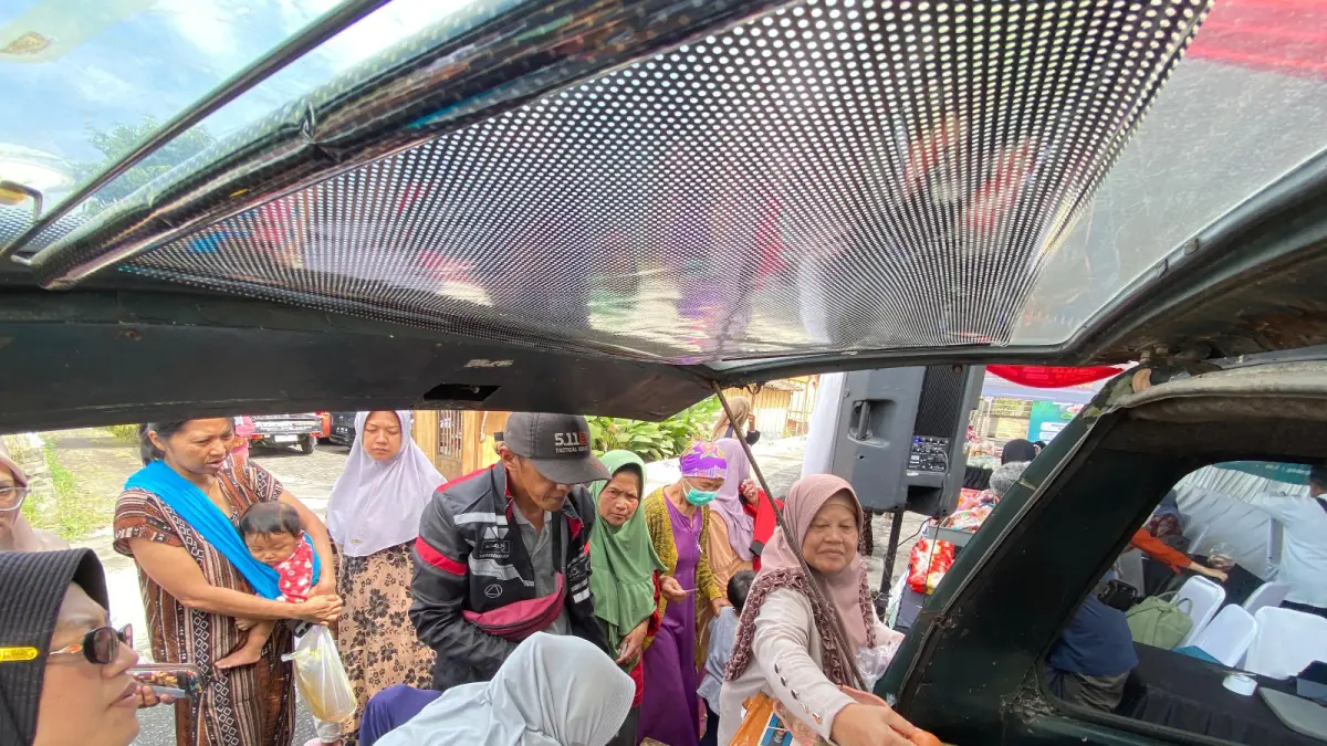 PANGAN MURAH: Sejumlah warga mengantre untuk membeli telur pada program Gerakan Pangan Murah (GPM) di Desa Bulukerto, Kecamatan Bumiaji beberapa waktu lalu. (RORI DINANDA BESTARI/RADAR BATU)