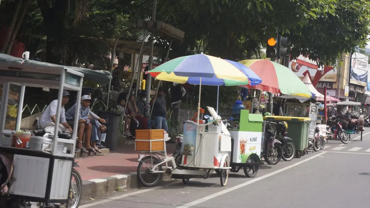PKL liar membuka lapak di kawasan Alun-Alun Batu. (Rori Dinanda Bestari/Radar Malang)