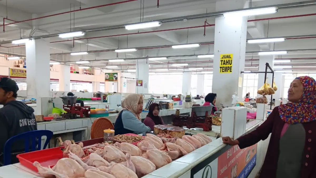 HARGA TINGGI: Pedagang ayam di Pasar Induk Among Tani mengeluhkan penjualan yang semakin sepi kemarin (24/8). (INDAH MEI YUNITA/RADAR BATU)
