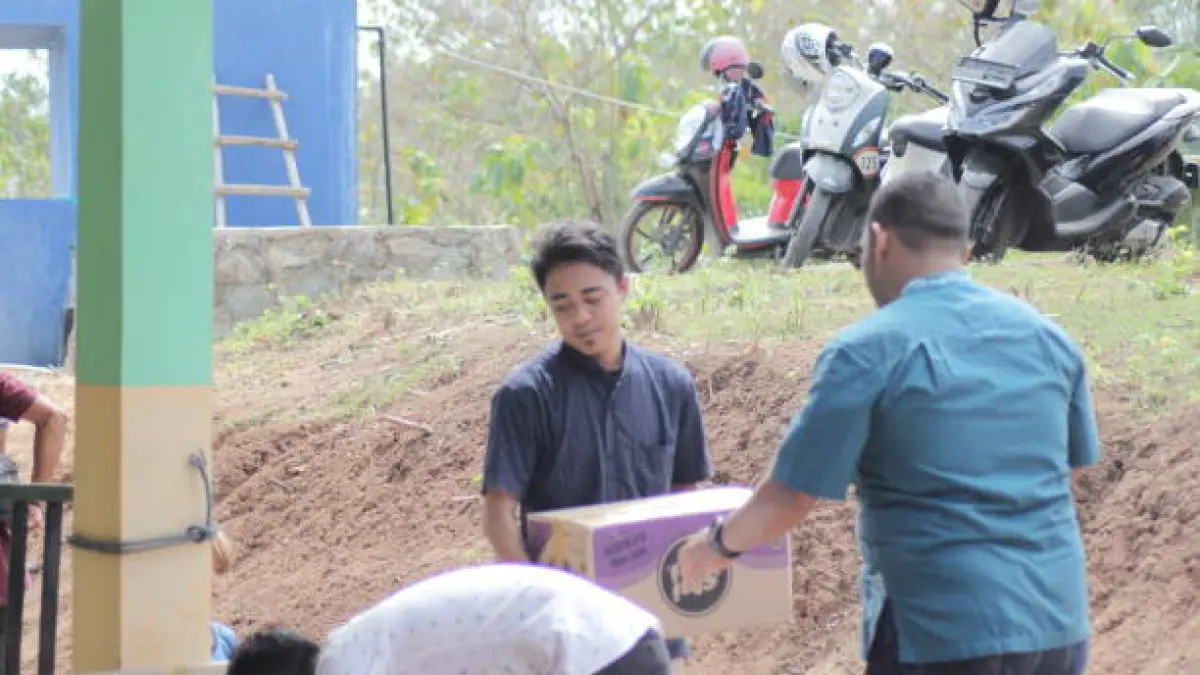 Ilustrasi penyaluran bantuan korban gempa NTT (Getty Images/Amir Hamsa)