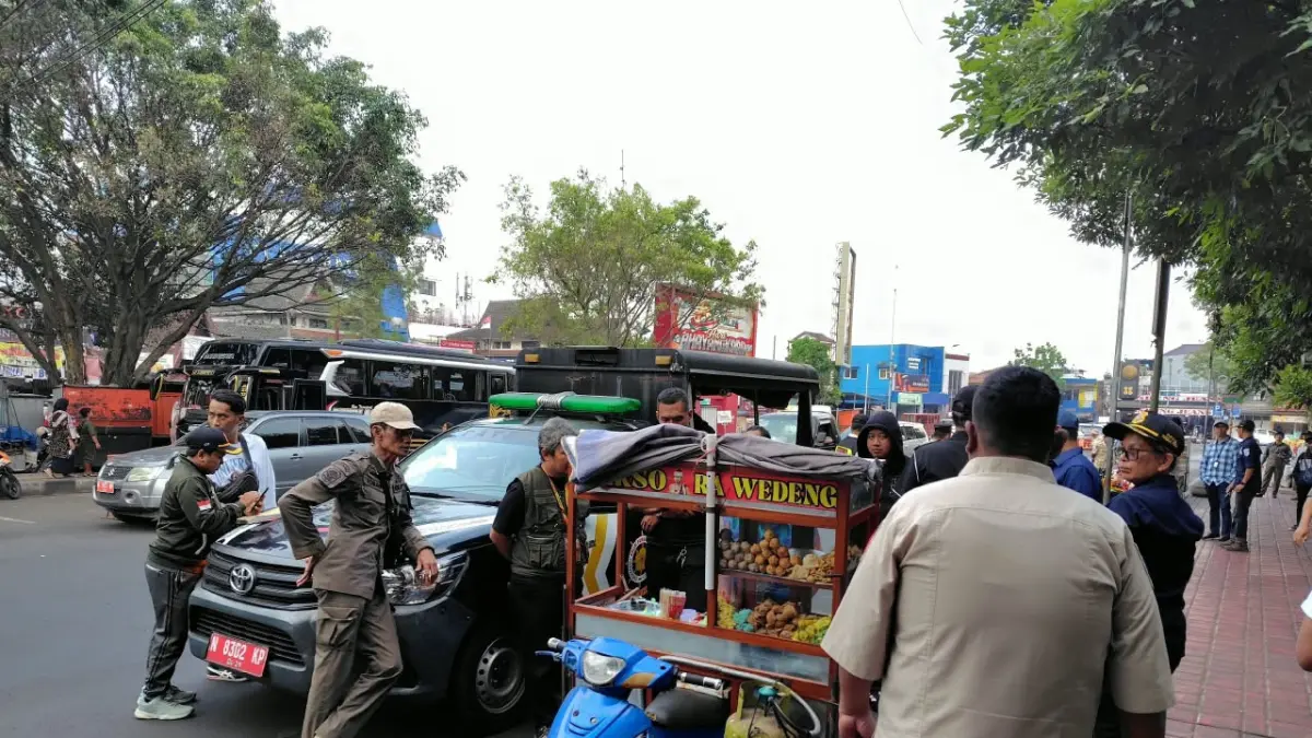 MEMBANDEL: Petugas Satpol PP Kota Batu menyidak sejumlah PKL liar di Alun-Alun Kota Batu beberapa waktu lalu. (RORI DINANDA BESTARI/RADAR BATU)