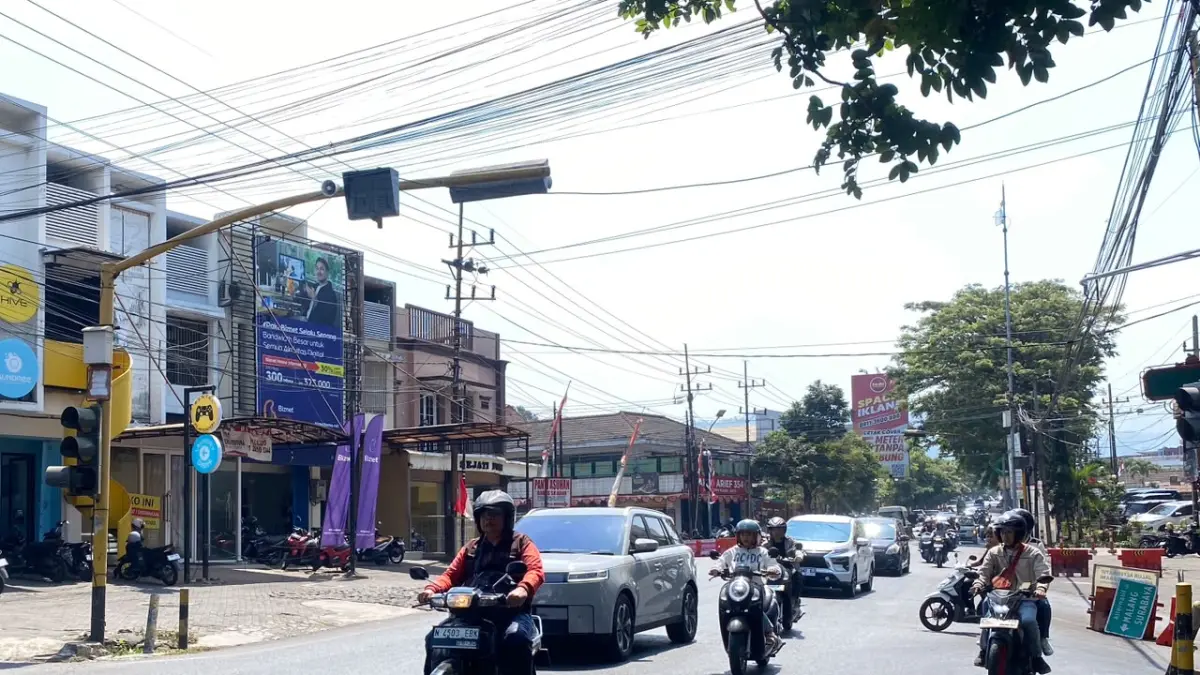 Sejumlah kendaraan melintas di Jalan Diponegoro, Selasa (25/8) siang. (Rori Dinanda Bestari/Radar Batu)
