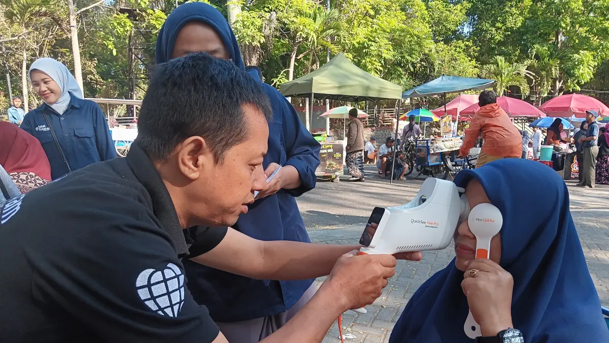 TES MATA: Petugas Klinik IshK Tolaram Eye Center (ITEC) memeriksa mata pengunjung Car Free Day (CFD) Mbatu Sae pada Minggu lalu (23/8). (INDAH MEI YUNITA/RADAR BATU)