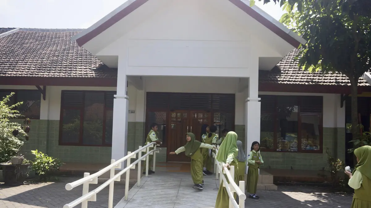 BAKAL DIOPERASIKAN: Sejumlah siswa beraktivitas di depan kantor ULD eks gedung SD Negeri Sisir 2 beberapa waktu lalu. (RORI DINANDA BESTARI/RADAR BATU)