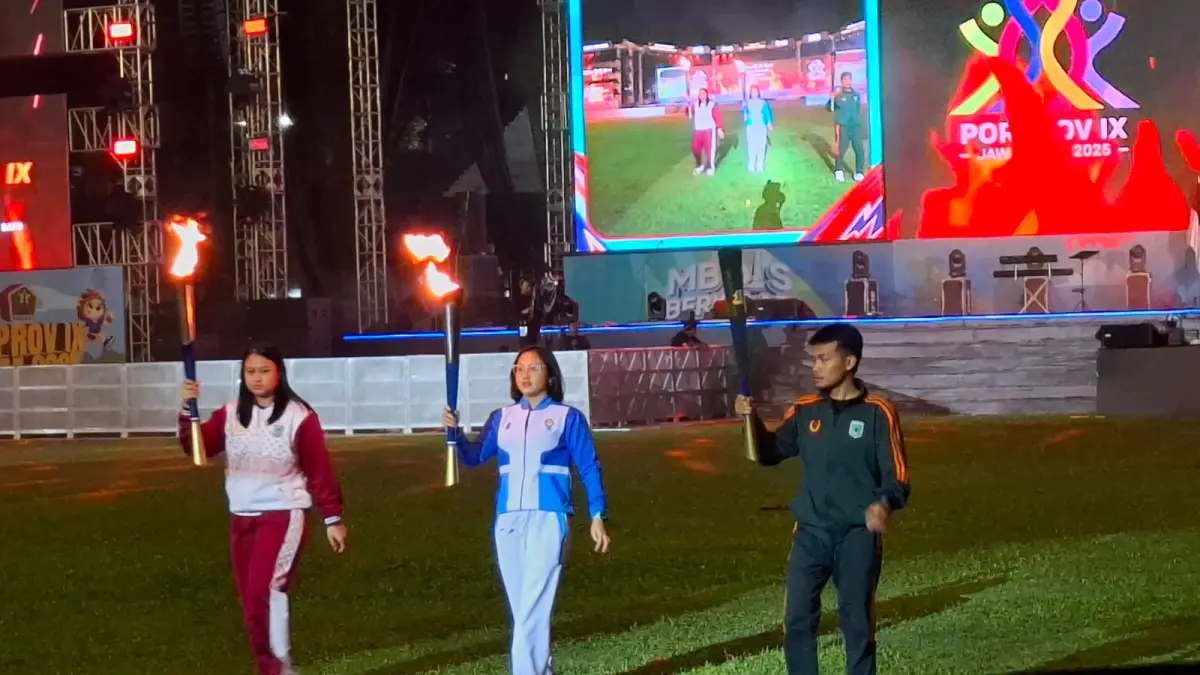 REGENERASI: Perwakilan atlet Kota Batu pada pembukaan Pekan Olahraga Provinsi (Porprov) di Stadion Gajayana 2025 lalu. (INDAH MEI YUNITA/RADAR BATU)