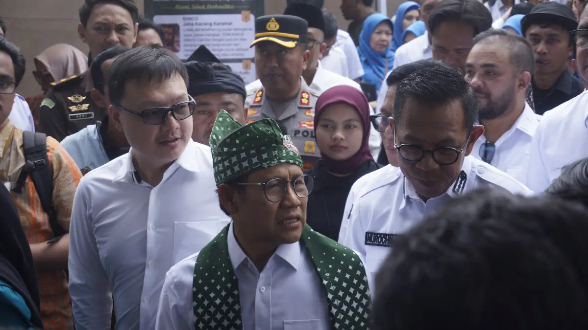 JALIN KOMUNIKASI: Menko PM Abdul Muhaimin Iskandar meninjau langsung PLUT-UMKM di Kota Batu bersama Wali Kota Batu kemarin (26/8). (RORI DINANDA BESTARI/RADAR BATU)