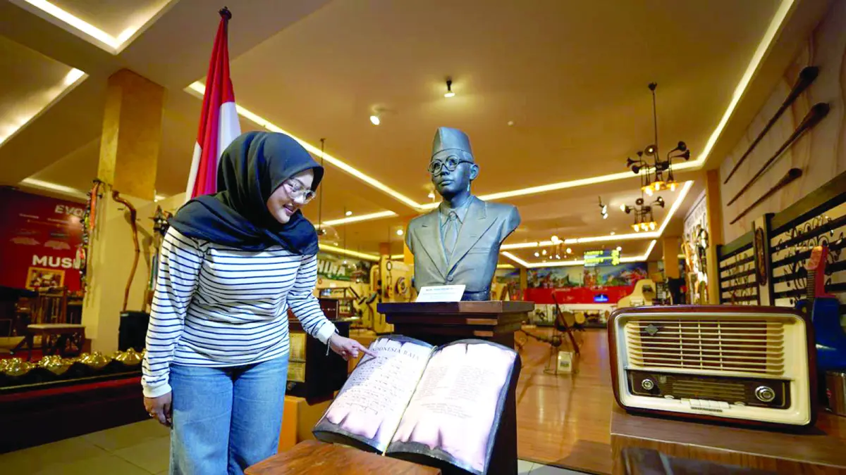 SEJARAH LAGU: Salah seorang pengunjung berada di Spot WR. Supratman, Museum Musik Dunia Jatim Park 3 beberapa waktu lalu. (JAWA TIMUR PARK GROUP FOR RADAR BATU)