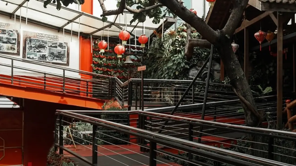 Jalur akses ramah kursi roda di Museum Angkut wisata Kota Batu yang mendukung program Batu Ramah Difabel. (Instagram/jawatimurpark
)
