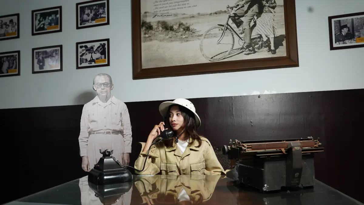 NUANSA PERJUANGAN: Salah seorang pengunjung mengabadikan momen di Soekarno Corner, The Legend Stars Park Jatim Park 3 yang memiliki latar Istana Gebang. (JAWA TIMUR PARK GROUP FOR RADAR BATU)
