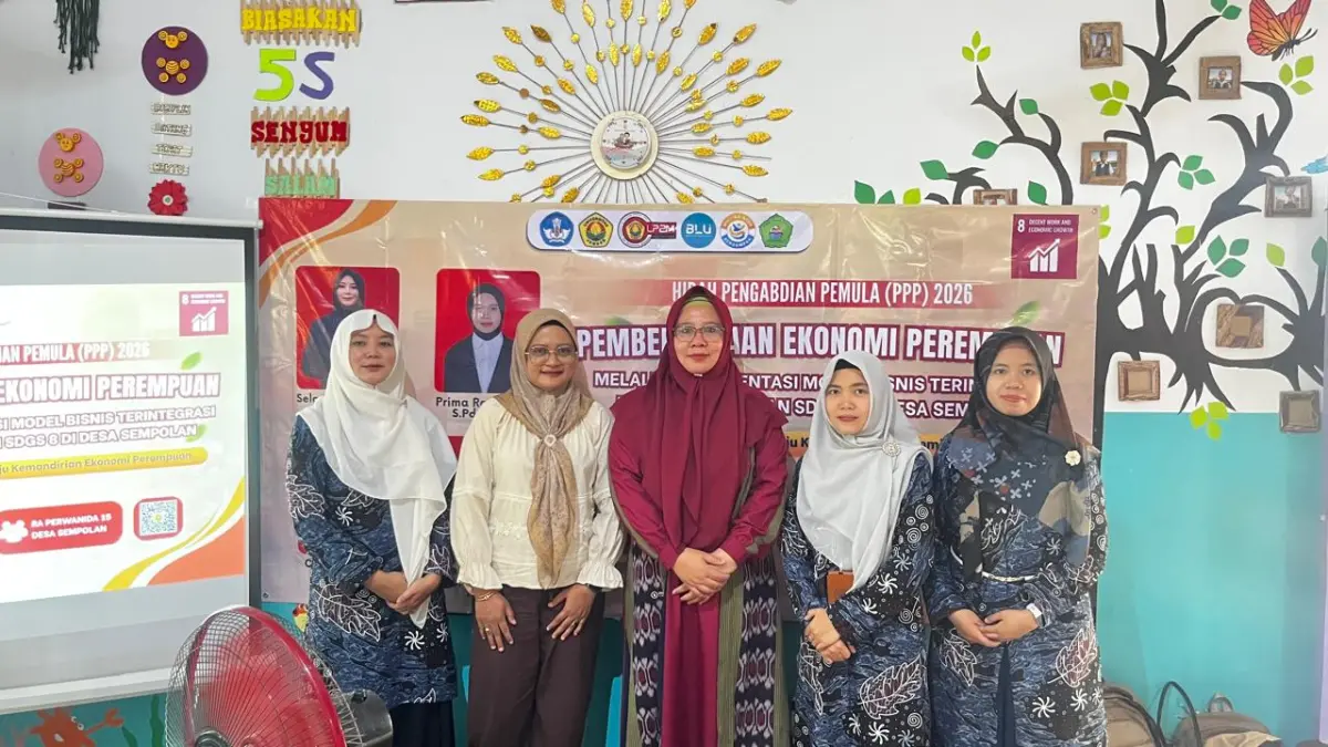 PENGABDIAN MASYARAKAT:  Tim Dosen dari Universitas Negeri Jember (Unej) Saat Memberikan Edukasi Olahan Produk Tomat di Desa Sempolan, Kecamatan Silo, Kabupaten Jember pada Sabtu (8/8).