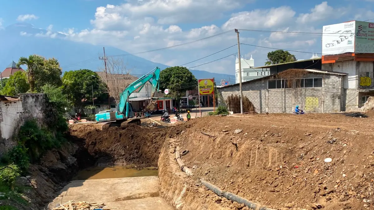 PROSES PENATAAN: Sejumlah petugas melakukan penataan saluran irigasi di kawasan Proyek Simpang Patih kemarin (27/8). (RORI DINANDA BESTARI/RADAR BATU)