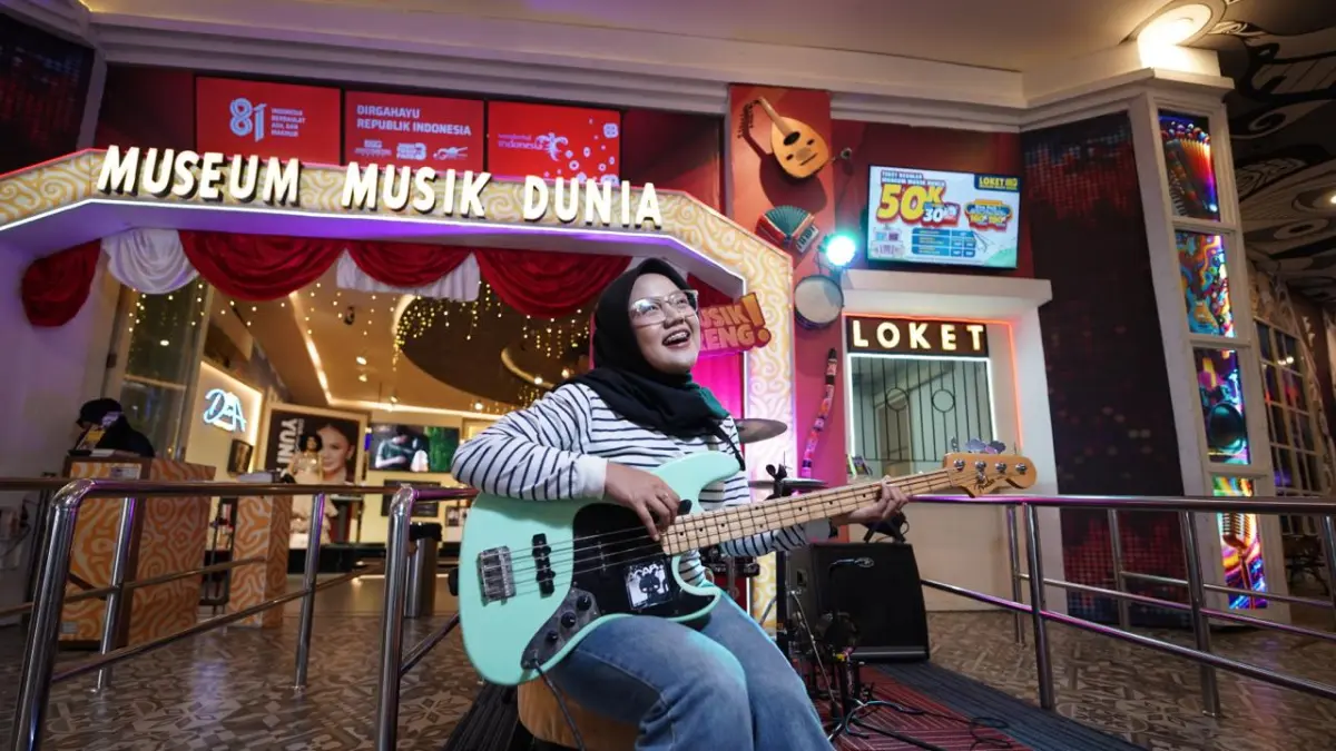 UNJUK BAKAT BERMUSIK: Salah seorang pengunjung mencoba Challenge Interaksi Musik Museum Musik Dunia Jatim Park 3 untuk mendapatkan penawaran tiket beli 2 gratis 1 beberapa hari lalu. (JAWA TIMUR PARK GROUP FOR RADAR BATU)