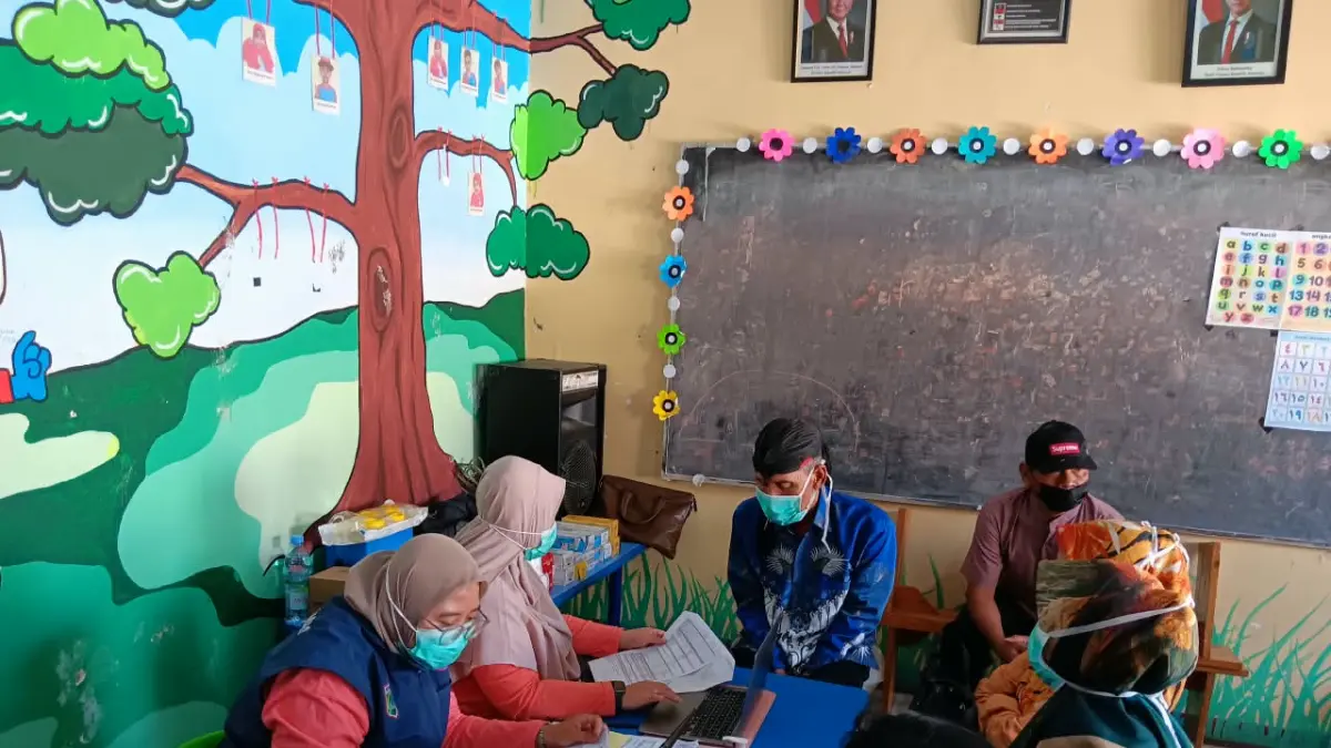 Warga Kelurahan Sisir skrining TBC saat Cek Kesehatan Gratis (CKG) Jumat (28/8). (Indah Mei Yunita/Radar Batu)