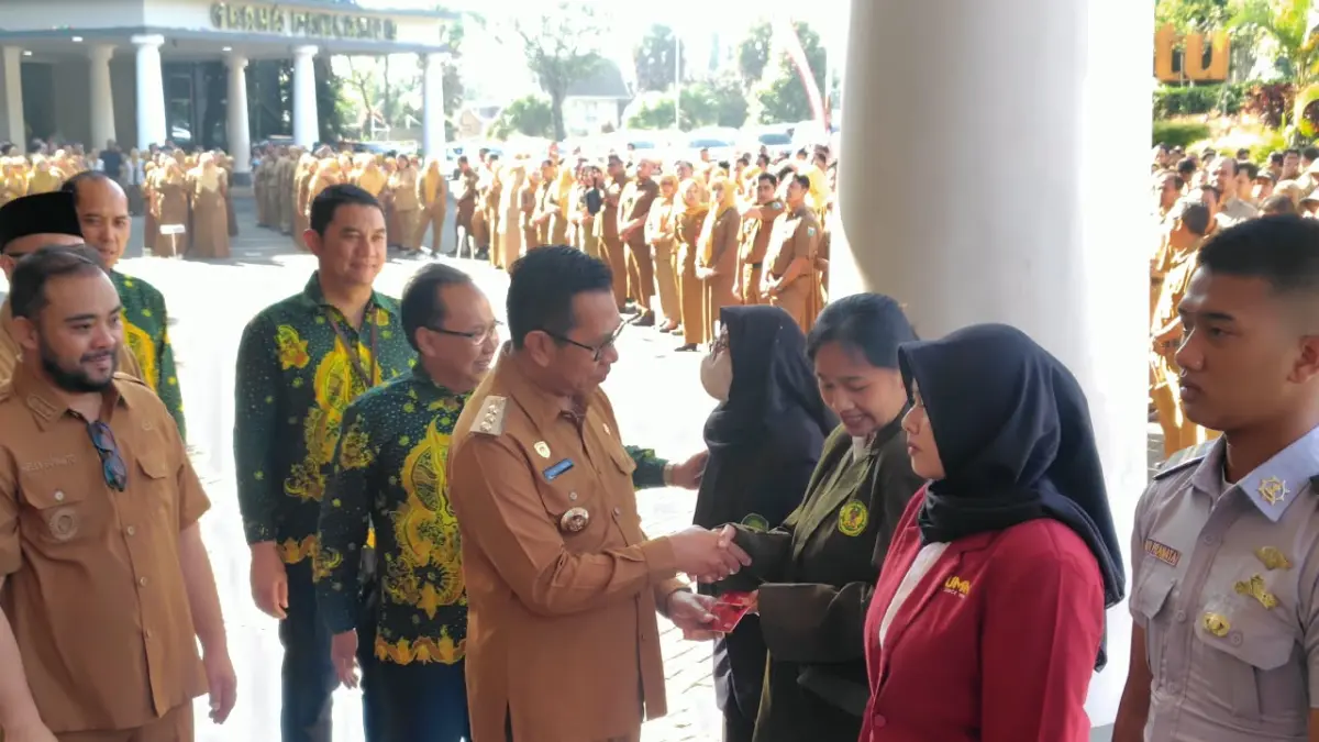 BERI PERHATIAN: Wali Kota Batu menyerahkan secara simbolis penerima program 1.000 Sarjana di Balai Kota Among Tani Batu beberapa waktu lalu. (RORI DINANDA BESTARI/RADAR BATU)