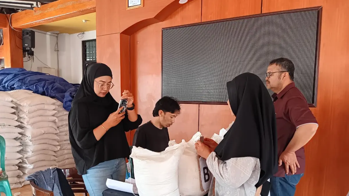 JAGA STABILITAS: Petugas di Kelurahan Temas mengonfirmasi data penerima manfaat bantuan beras beberapa waktu lalu. (INDAH MEI YUNITA/RADAR BATU)