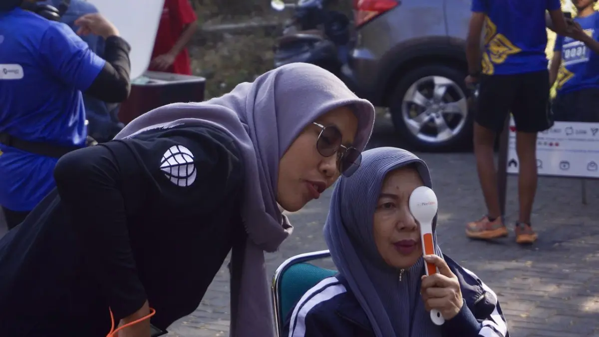 JEMPUT BOLA: Salah seorang warga mengakses layanan pemeriksaan mata di CFD Mbatu Sae pada Minggu (30/8). Foto: RORI DINANDA BESTARI/RADAR BATU