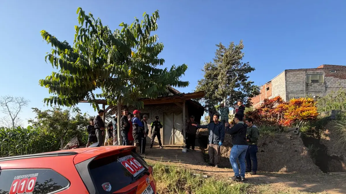 TANGGAP: Kepolisian, perangkat desa, dan warga di TKP gantung diri, Desa Pandanrejo, Kecamatan Bumiaji Sabtu (29/8). Foto: Polres Batu for Radar Malang