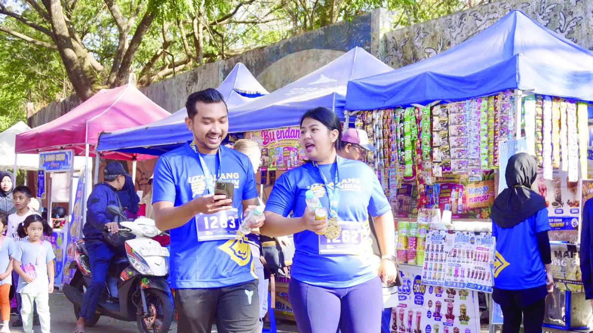 DIPADATI PENGUNJUNG: Beberapa pelari memadati area UMKM di CFD Mbatu Sae kemarin (30/8). (RORI DINANDA BESTARI/RADAR BATU)