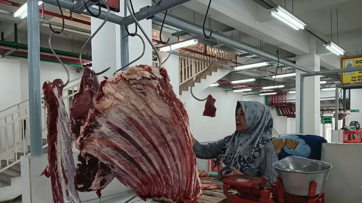 LONJAKAN HARGA: Pedagang daging sapi di Pasar Induk Among Tani mengandalkan para langganan kemarin (31/8). (INDAH MEI YUNITA/RADAR BATU)