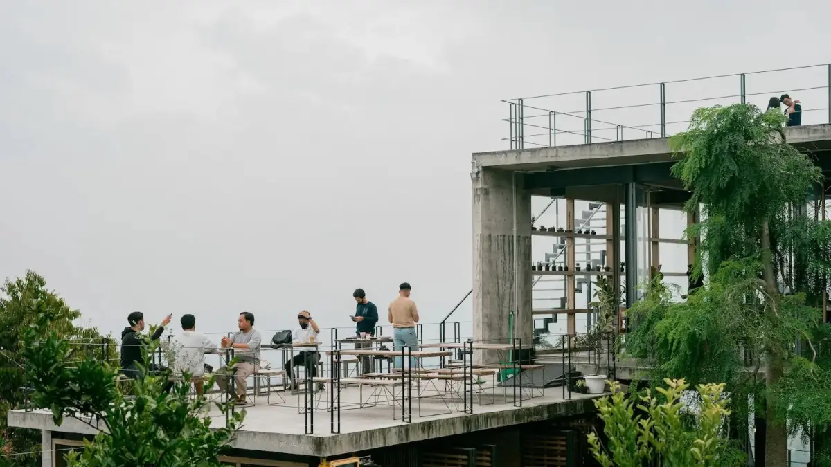 Suasana Concrete Batu yang menawarkan tempat nongkrong nyaman dengan latar pemandangan pegunungan di Kota Batu. (concretebatu.com)