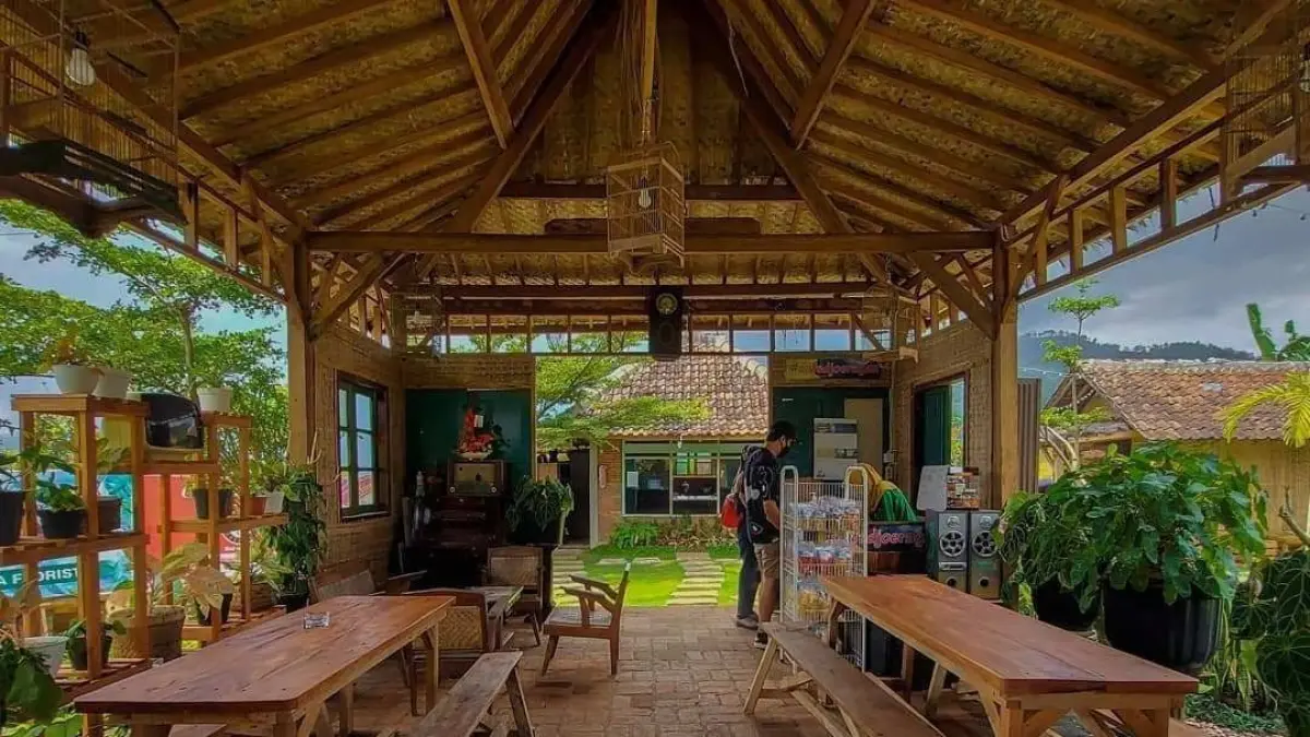 Suasana salah satu kafe dengan pemandangan yang menjadi daya tarik bagi pengunjung. Selain menikmati makanan dan minuman, pengunjung juga dapat bersantai sambil menikmati ambience dan panorama di sekitar kafe. (Sumber: Pinterest/Wisata Milenial)