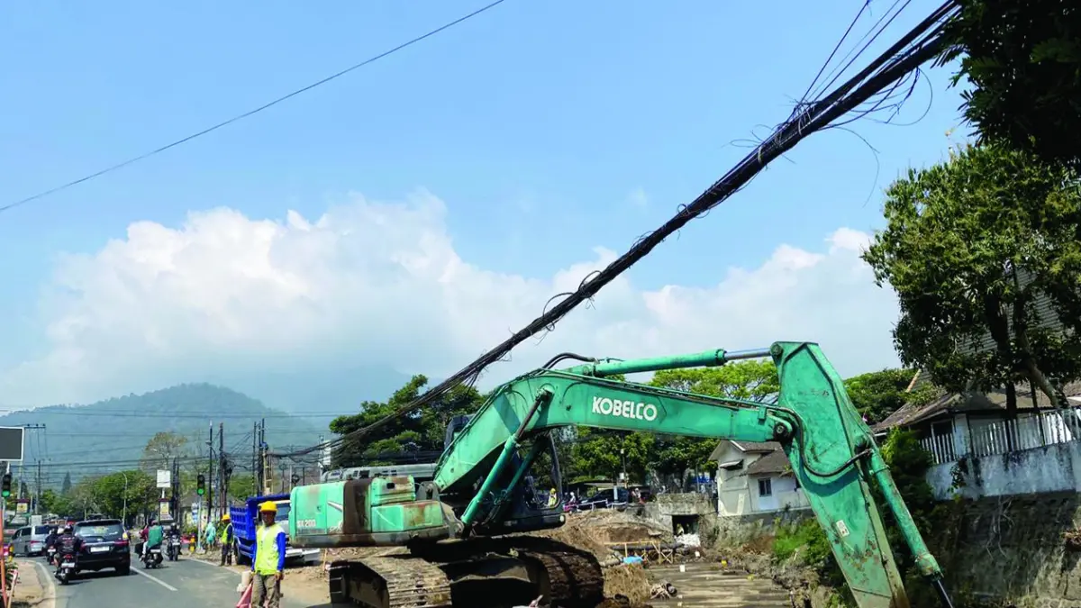 BAKAL DITUTUP: Petugas terus melakukan proses pembangunan di Simpang Patih hingga kemarin (30/8). (RORI DINANDA BESTARI/RADAR BATU)