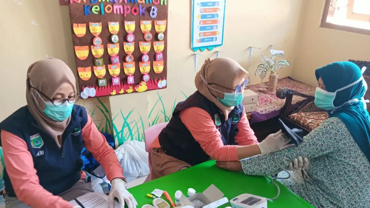 CEK KESEHATAN: Warga mengikuti cek kesehatan gratis (CKG) untuk deteksi dini TBC. (INDAH MEI YUNITA/RADAR BATU)