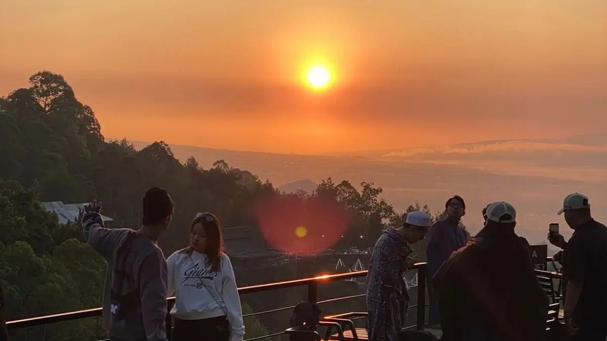 Pesona sunrise dari Kenz’s Hill, Kota Batu, dengan langit pagi yang perlahan berubah warna di balik perbukitan. (Sumber: Instagram/@fahmimuhlis)