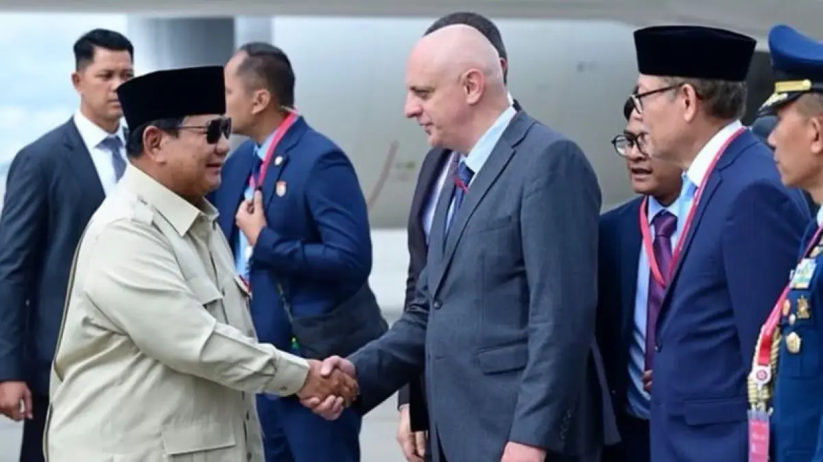 Presiden Prabowo Subianto berjabat tangan dengan Presiden Rusia Vladimir Putin. Foto: Instagram/@sekretariat.kabinet