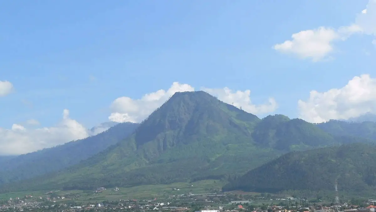 Suasana berkabut di kawasan Kota Batu, Jawa Timur. Foto: Aby