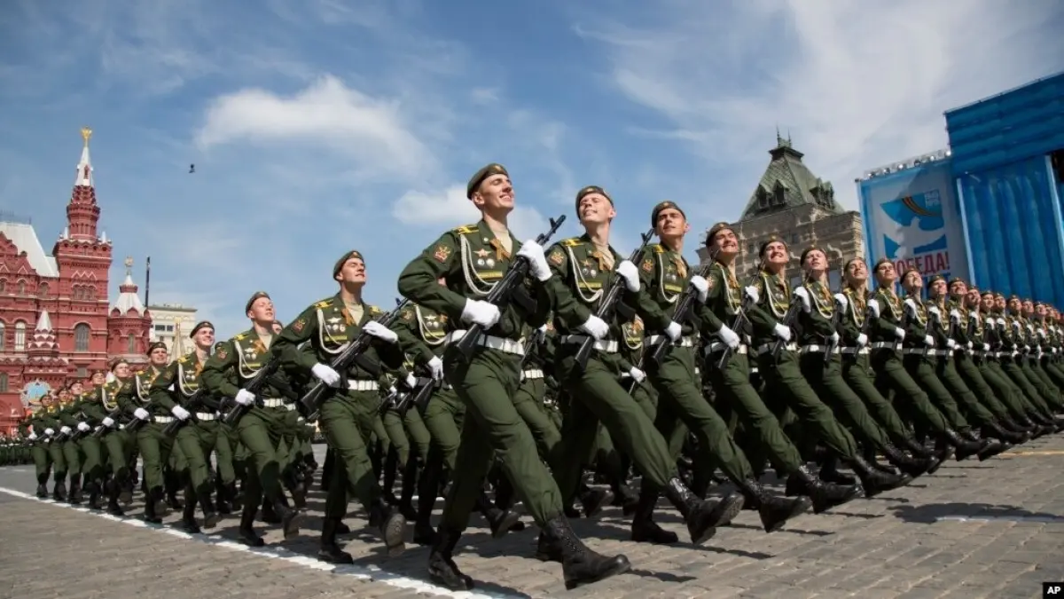 Tentara Rusia berbaris menuju Lapangan Merah, Moskow, untuk gladi bersih parade militer. Foto: AP/Alexander Zemlianichenko