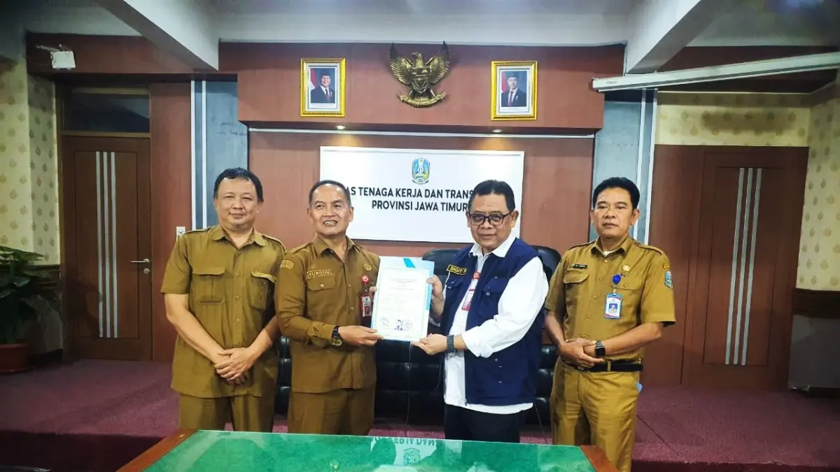 DIKEMBALIKAN: Penyerahan secara simbolis ijazah yang ditahan perusahaan oleh Disnaker Kota Batu kepada Disnakertrans Jatim Selasa (1/9). (DISNAKER KOTA BATU FOR RADAR BATU)