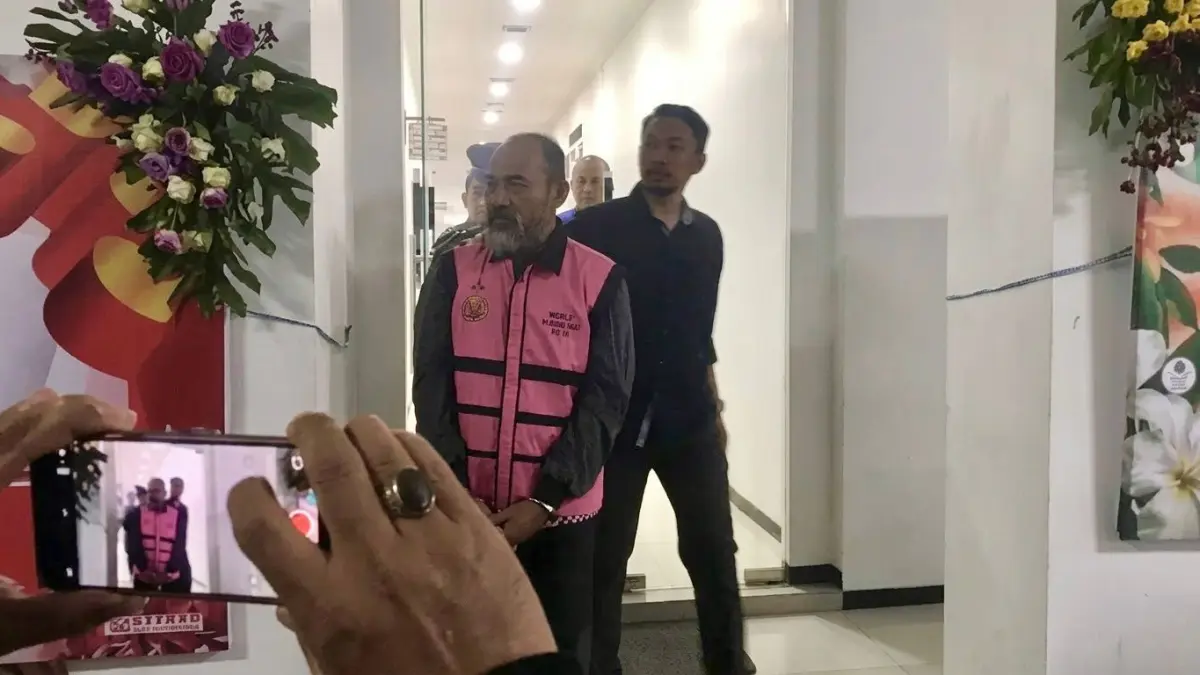 Kepala UPT Pasar Kota Batu mengenakan rompi pink setelah dinyatakan tersangka korupsi, Kamis (3/9). (Istimewa)